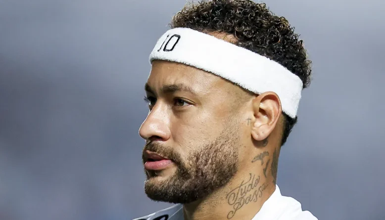 Neymar critica estado do gramado da Vila Belmiro após lesão na Copa do Brasil
