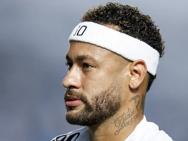 Neymar critica estado do gramado da Vila Belmiro após lesão na Copa do Brasil