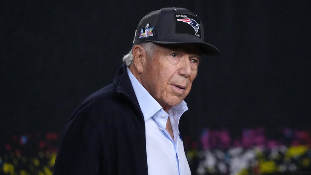 Decisão de Robert Kraft de barrar Macklemore gera críticas de AOC e CAIR