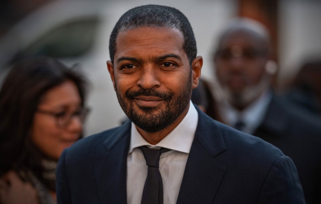 Ator Noel Clarke é acusado de crimes sexuais contra cinco mulheres no Reino Unido