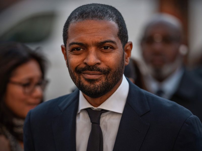 Ator Noel Clarke é acusado de crimes sexuais contra cinco mulheres no Reino Unido