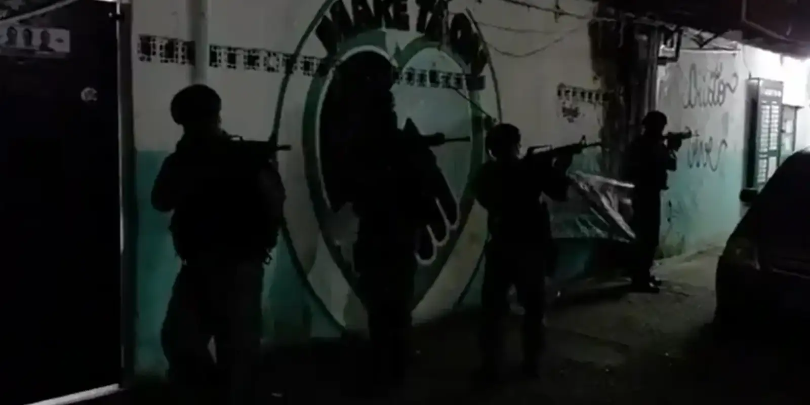 Operação no Complexo da Maré prende 12 suspeitos e apreende 12 fuzis; três morreram