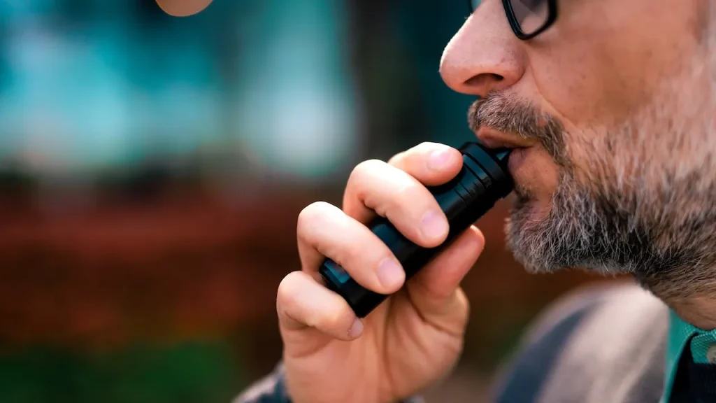 Especialistas apontam retorno ao cigarro entre adultos que tentam parar de usar vape