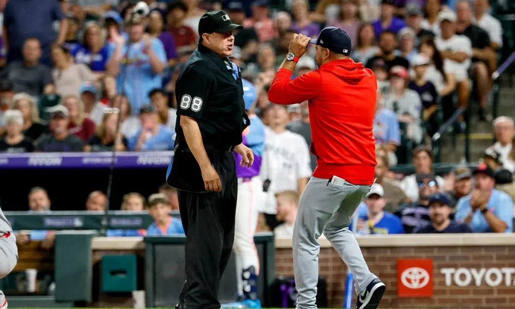 MLB admite erro de árbitro que obrigou novato do Cardinals a ajeitar boné