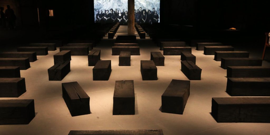 Obra de Grada Kilomba expõe porões de navios negreiros no Sesc Pompeia