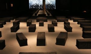 Obra de Grada Kilomba expõe porões de navios negreiros no Sesc Pompeia