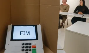 Justiça Eleitoral amplia regras para barrar dispositivos conectados na cabine de votação