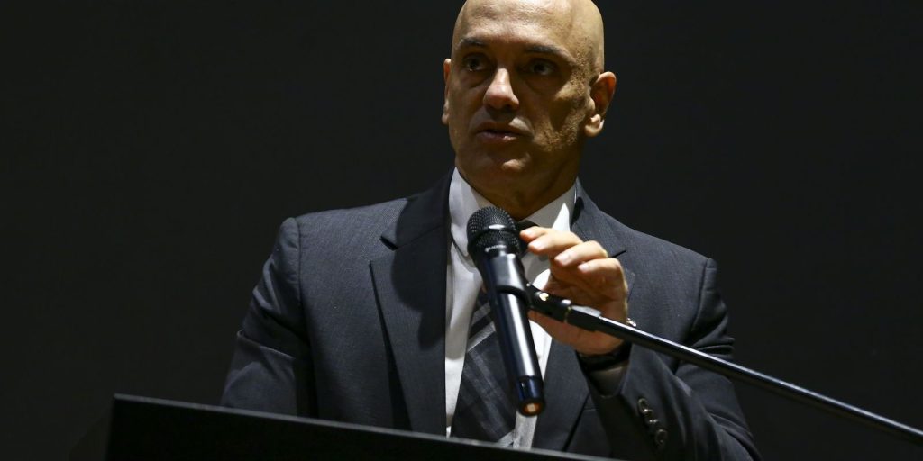Moraes chama de inconstitucional e ilegal relatório de Mendonça e nega irregularidades