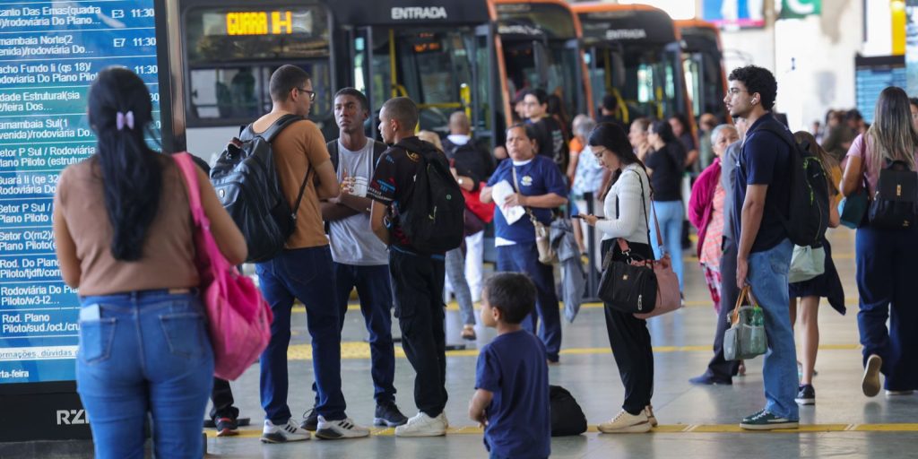 Serviços ficam estáveis em julho e acumulam alta de 2,4% em 12 meses, aponta IBGE