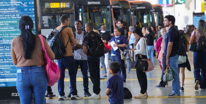 Serviços ficam estáveis em julho e acumulam alta de 2,4% em 12 meses, aponta IBGE