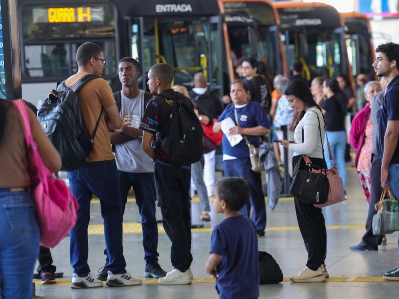 Serviços ficam estáveis em julho e acumulam alta de 2,4% em 12 meses, aponta IBGE