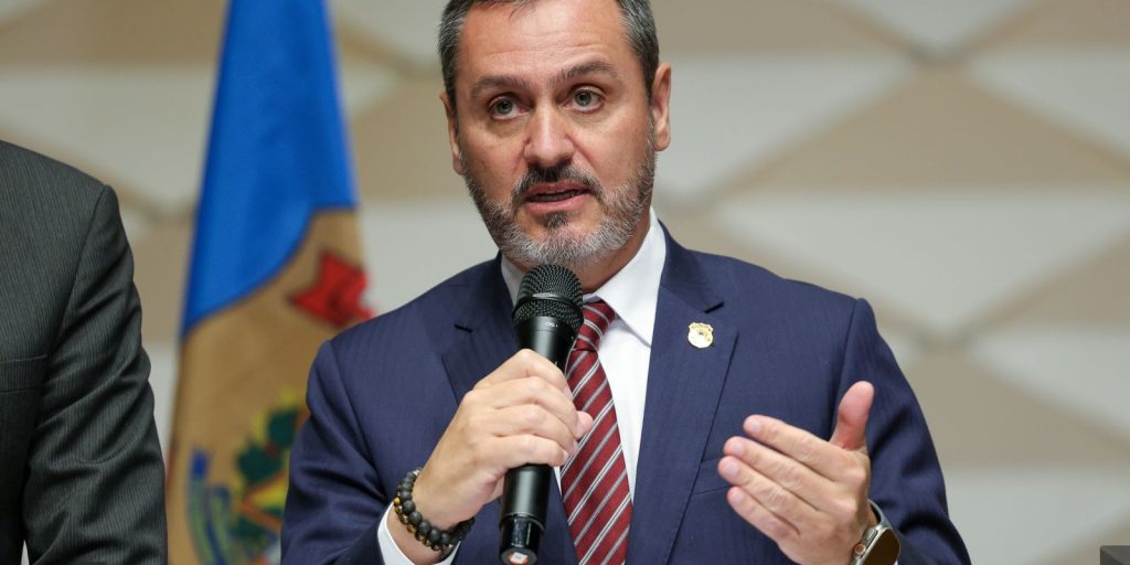 Ministro do STF afasta diretor-geral da Polícia Federal e chefe de Inteligência