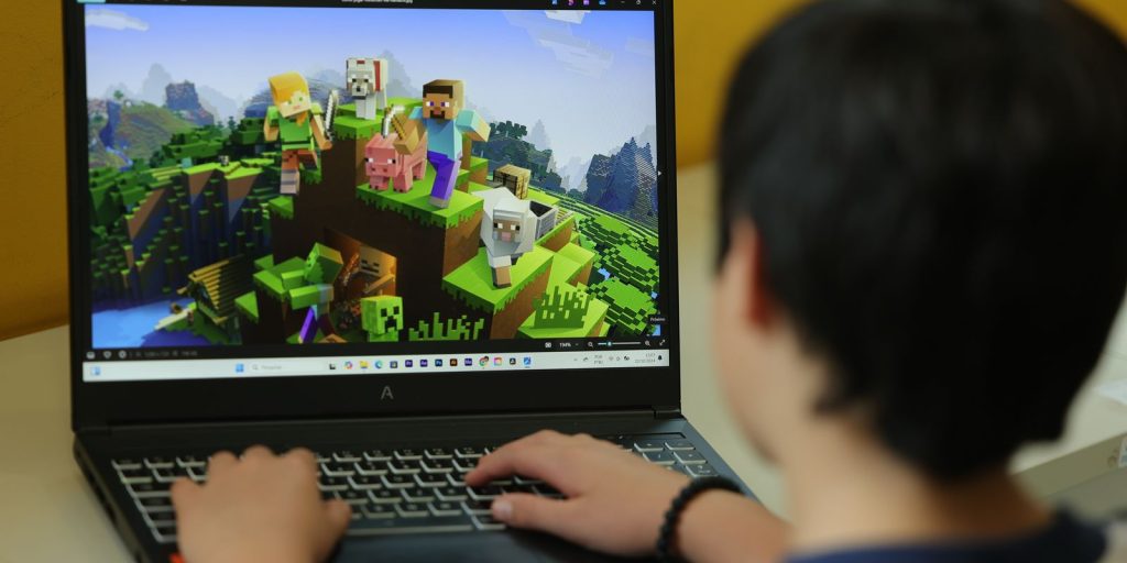 Oftalmologista alerta para olho seco em crianças e adolescentes pelo uso excessivo de telas