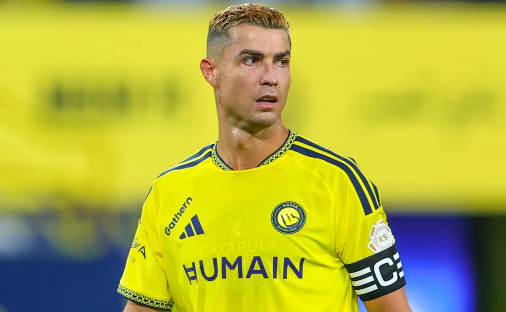 Ronaldo marca de cabeça, Al Nassr vence o Abha e se junta à liderança do Saudita