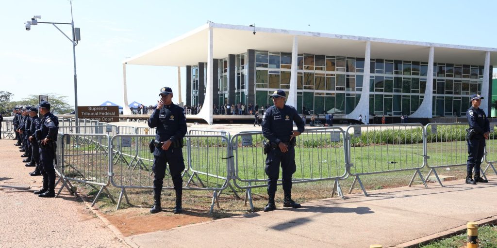 STF adia decisão sobre investigação de Moraes e Mendonça após pedido de vista de Dino