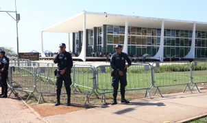 STF adia decisão sobre investigação de Moraes e Mendonça após pedido de vista de Dino