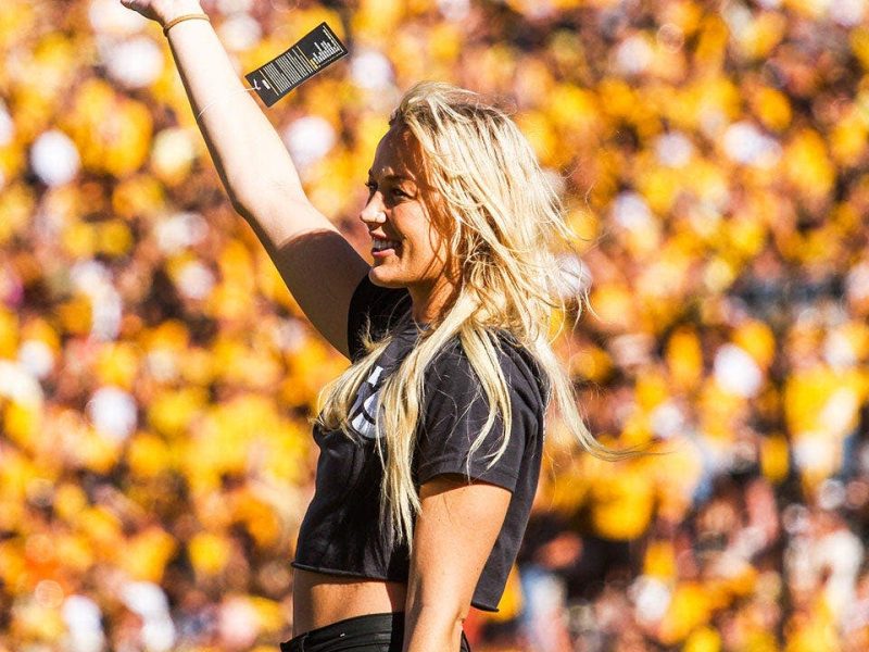 Spicy Sophie Cunningham loves our vets and football season, 380-pound high school TANK & sad Rutgers fireworks