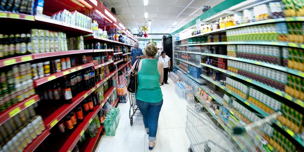 Cesta básica recua em 25 capitais em agosto, mas acumula alta em 12 meses