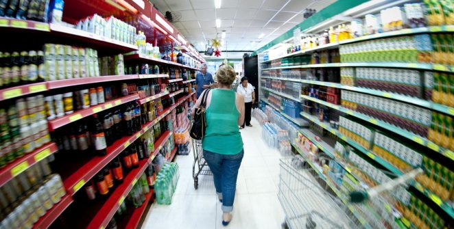 Cesta básica recua em 25 capitais em agosto, mas acumula alta em 12 meses