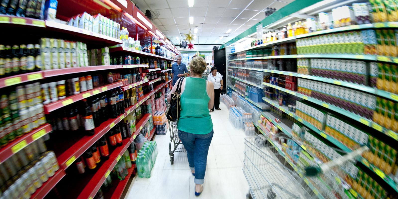 Cesta básica recua em 25 capitais em agosto, mas acumula alta em 12 meses