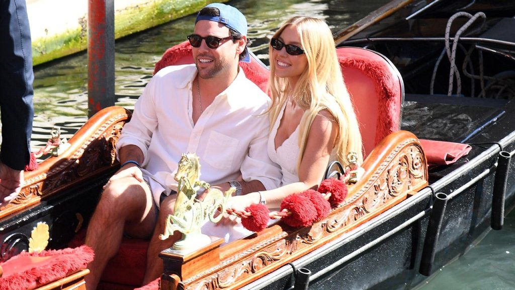 Sydney Sweeney e Scooter Braun trocam carícias em gôndola em Veneza