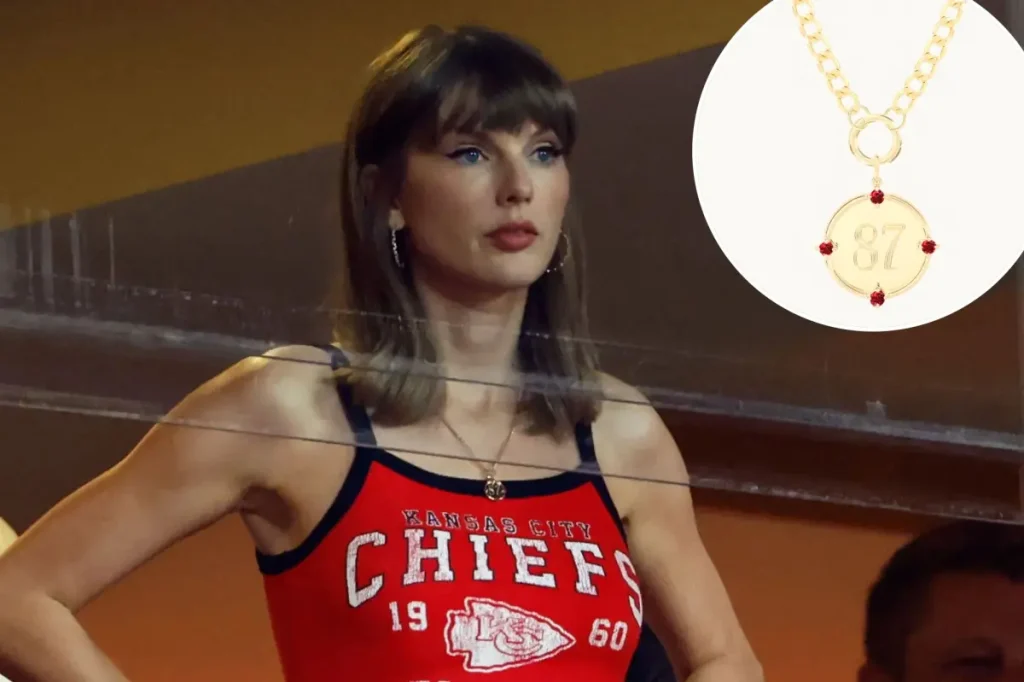 Taylor Swift usa colar personalizado com o número 87 em jogo do Chiefs