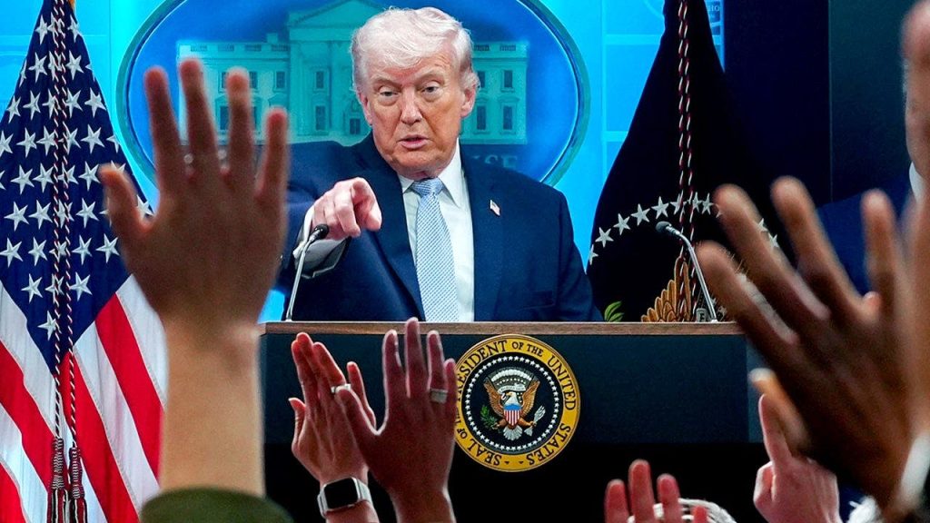 Jornalistas apontam Trump mais à vontade e Casa Branca mais fechada no segundo mandato