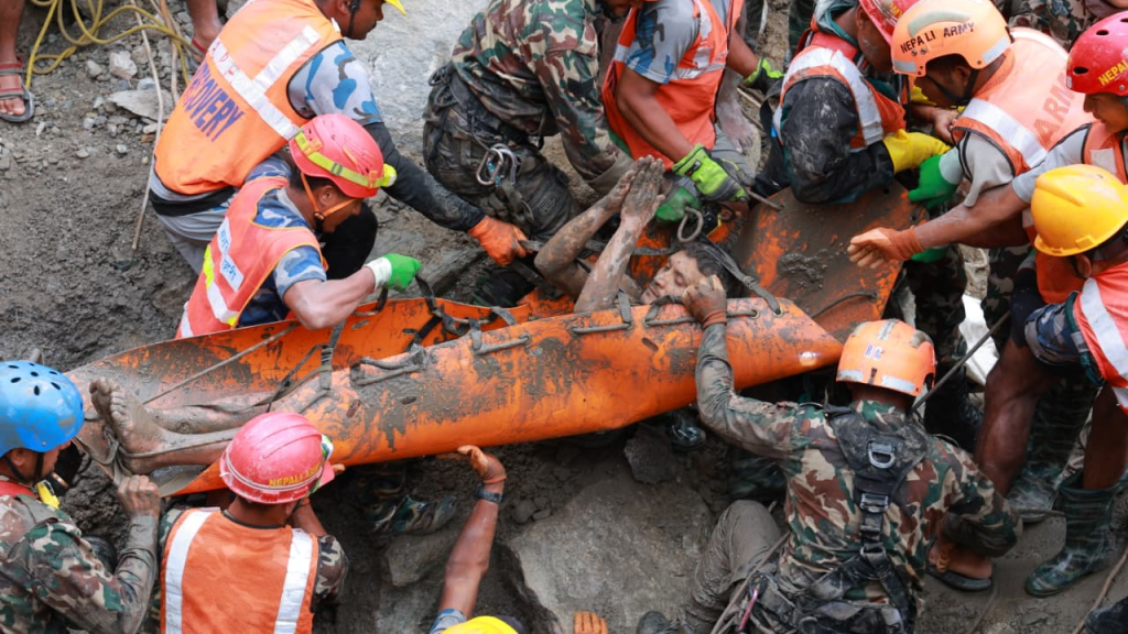 Resgate em túnel no Nepal encontra dois trabalhadores vivos após nove dias