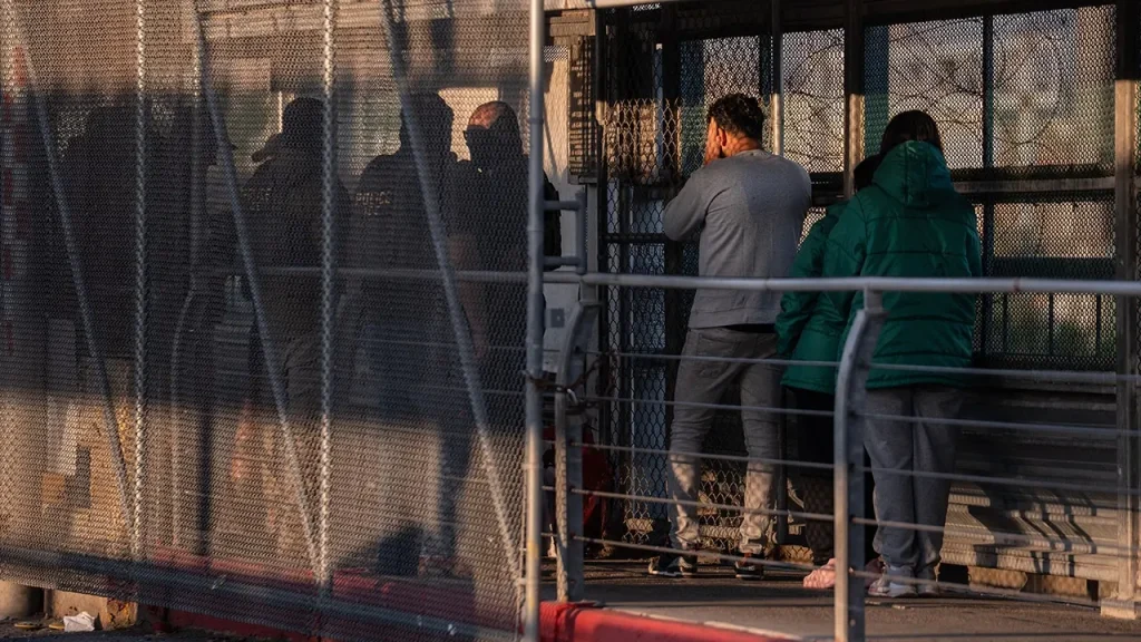 Corte federal derruba política de detenção em massa de imigrantes e cita internação de japoneses