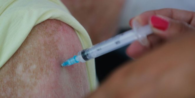 Rio estende vacina atualizada contra covid-19 a profissionais de saúde e pessoas com comorbidades