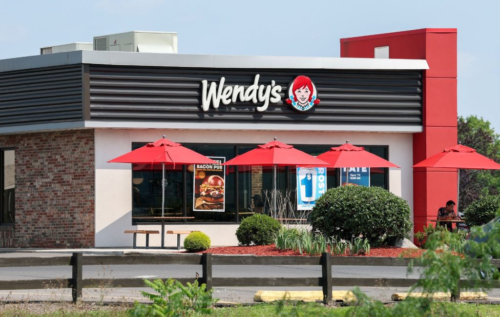 Wendys lança EP emo com Silverstein, Memphis May Fire e outros artistas