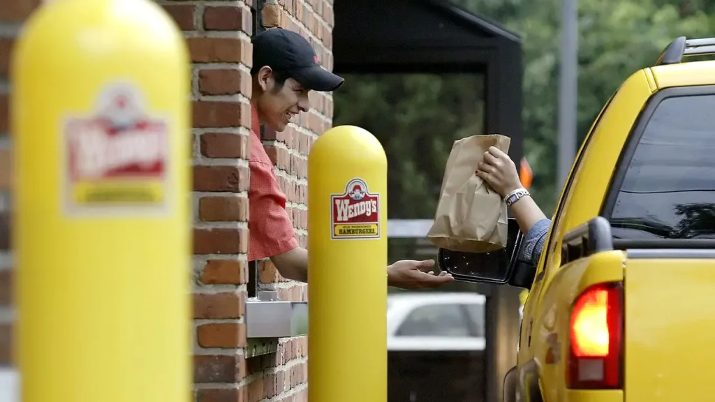 Wendys retoma embalagens amarelas após anos de pedidos dos fãs