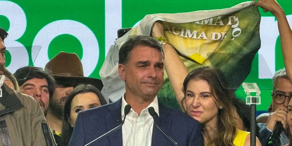 Revista aponta que Flávio Bolsonaro voou em jato ligado a Vorcaro em janeiro de 2025