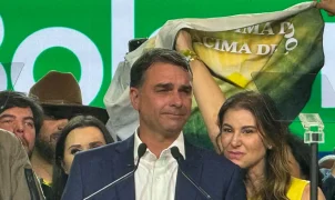 Revista aponta que Flávio Bolsonaro voou em jato ligado a Vorcaro em janeiro de 2025