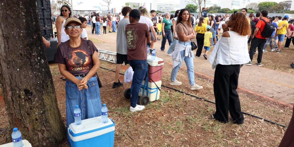 Com balões e churros, ambulantes aproveitam 7 de Setembro para garantir renda extra em Brasília