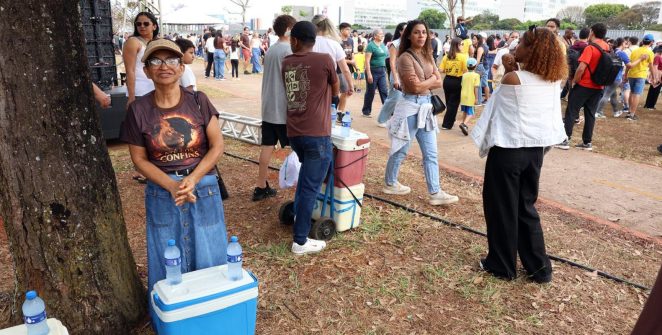 Com balões e churros, ambulantes aproveitam 7 de Setembro para garantir renda extra em Brasília