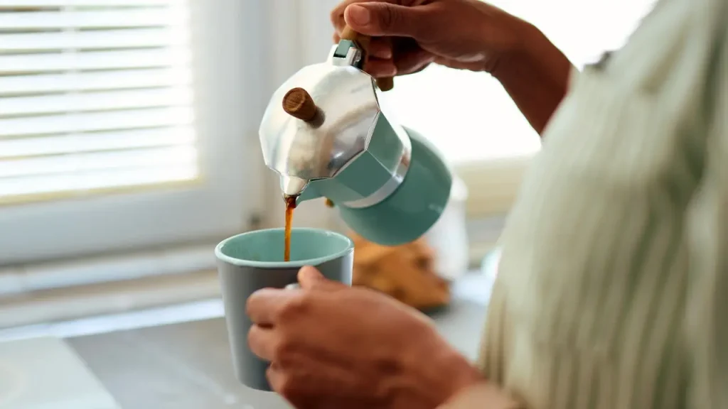 Café em excesso pode reduzir densidade óssea em mulheres na pós-menopausa, aponta estudo