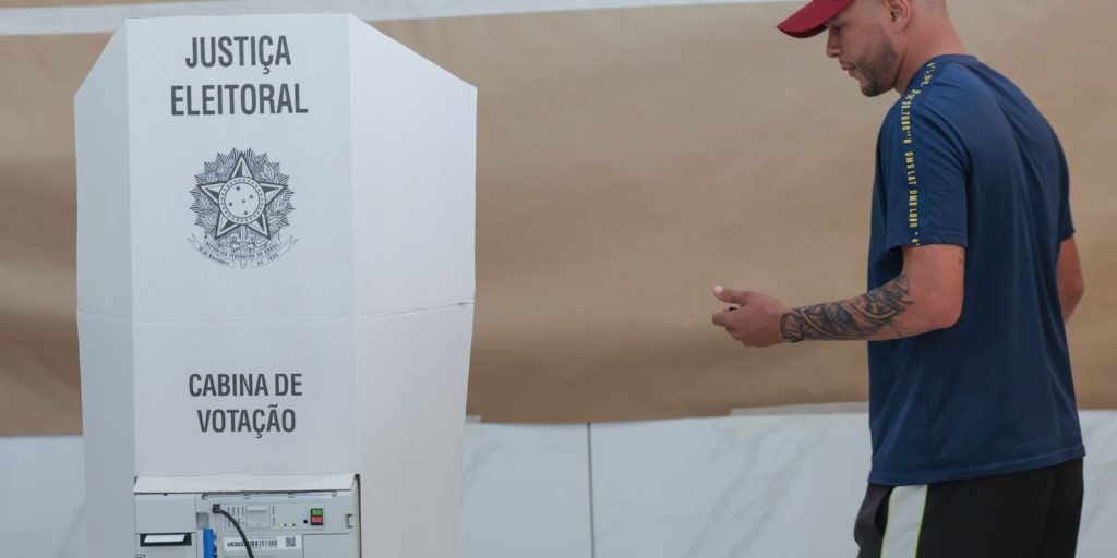 Segundo turno: eleitor pode levar colinha, mas celular fica com o mesário