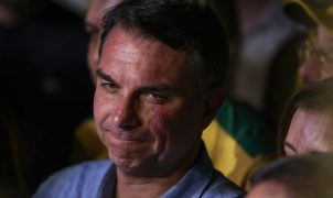 Saída de Flávio Bolsonaro do Brasil ganha destaque na imprensa estrangeira
