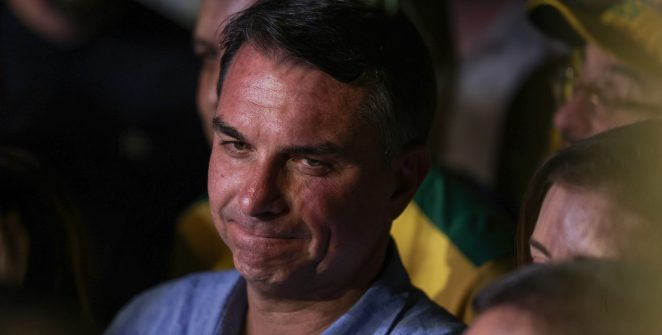 Saída de Flávio Bolsonaro do Brasil ganha destaque na imprensa estrangeira