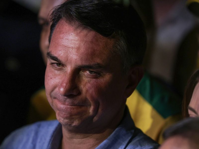 Saída de Flávio Bolsonaro do Brasil ganha destaque na imprensa estrangeira