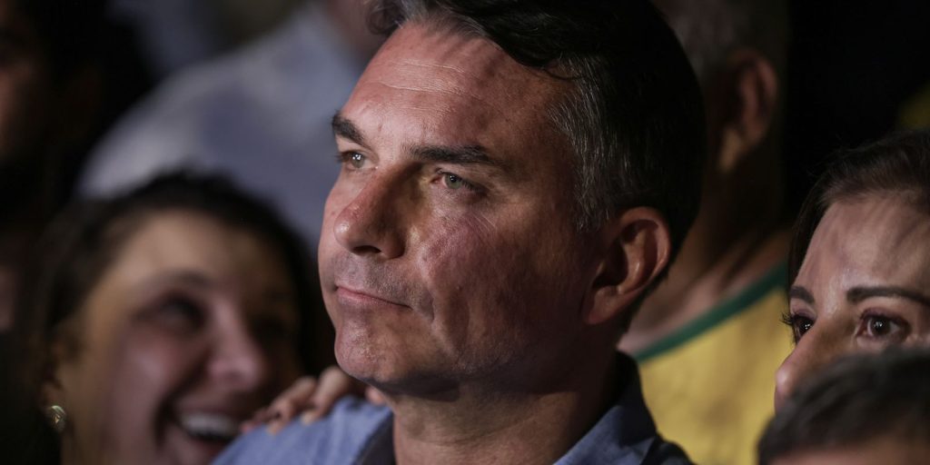 Mendonça multa campanha de Flávio Bolsonaro em R$ 5 mil por impulsionamento irregular