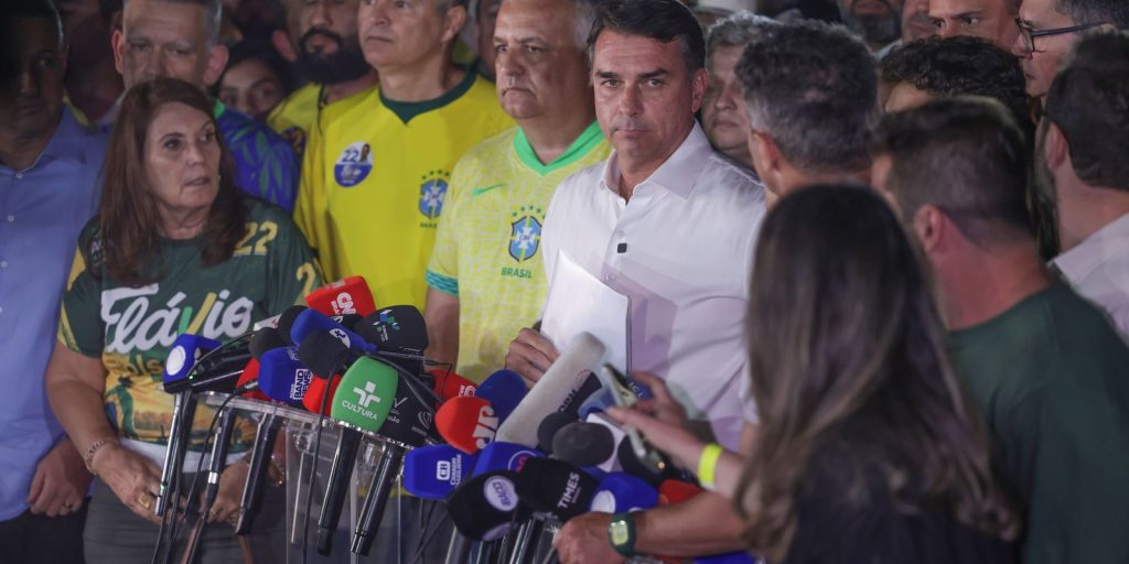 Moraes restringe viagens de Flávio Bolsonaro e exige entrega de passaportes