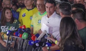 Moraes restringe viagens de Flávio Bolsonaro e exige entrega de passaportes