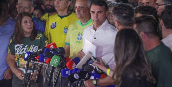 Moraes restringe viagens de Flávio Bolsonaro e exige entrega de passaportes