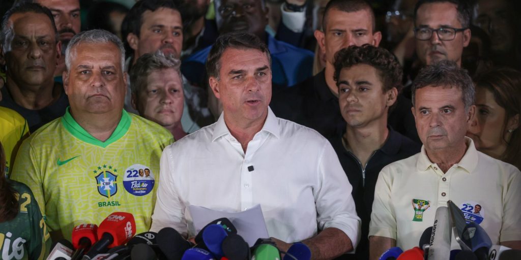 Flávio Bolsonaro contesta resultado e pede anulação da eleição presidencial