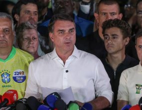 Flávio Bolsonaro contesta resultado e pede anulação da eleição presidencial