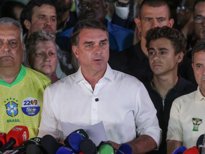 Flávio Bolsonaro contesta resultado e pede anulação da eleição presidencial