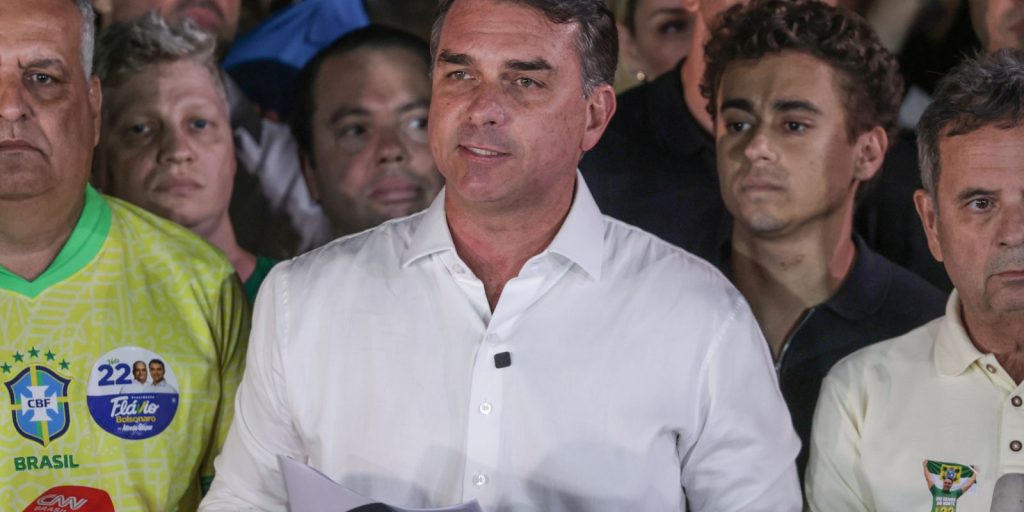 PF cancela passaportes de Flávio Bolsonaro após descumprimento de ordem de Moraes
