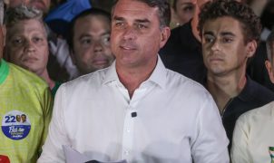 PF cancela passaportes de Flávio Bolsonaro após descumprimento de ordem de Moraes